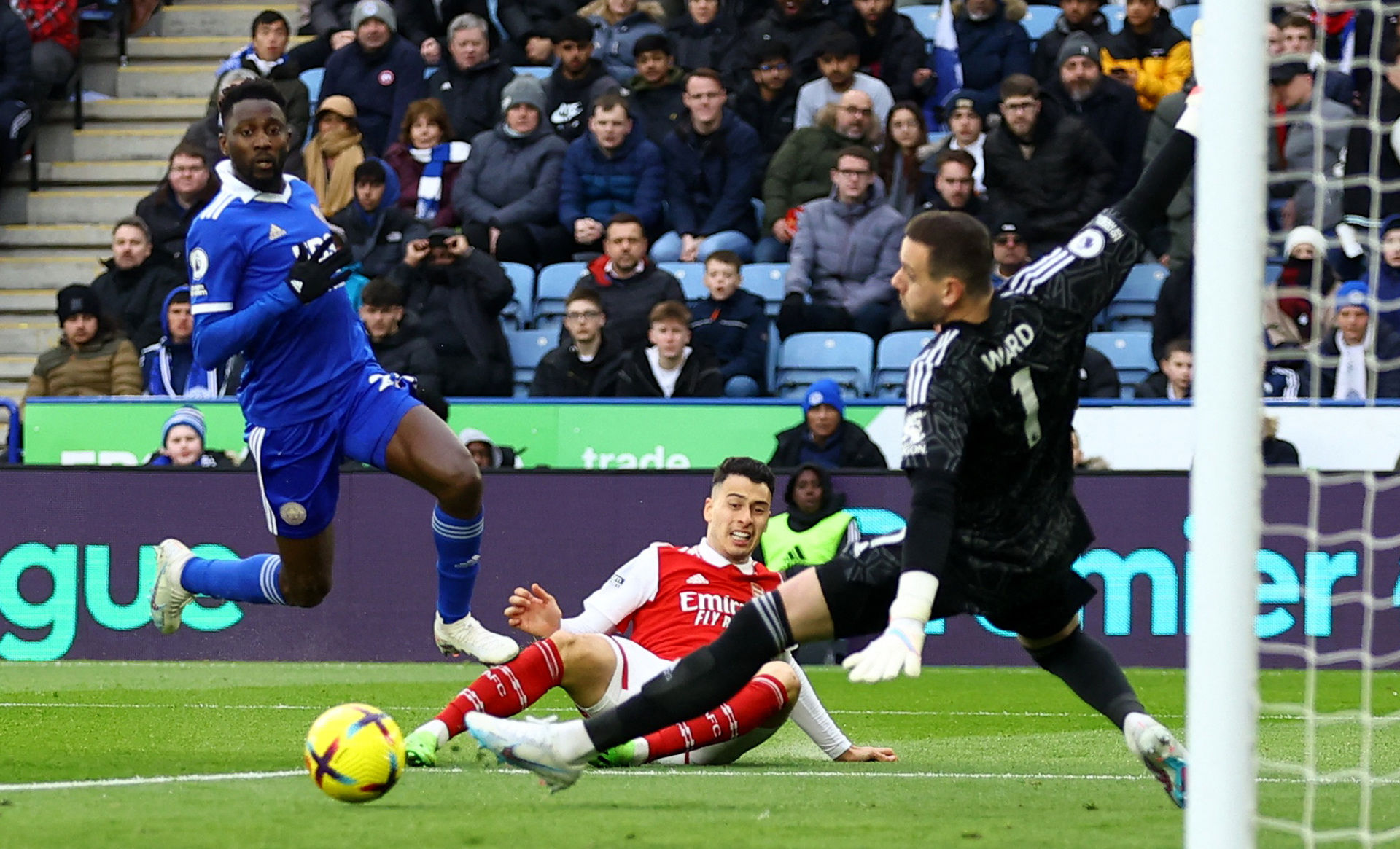 每体:关于巴萨用藤森给奥尔莫注册的猜测不实.